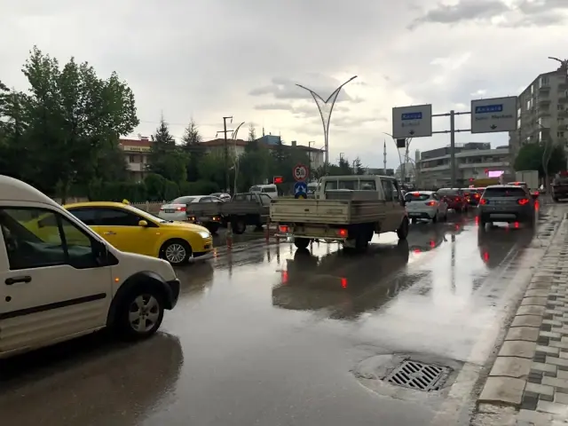 Afyonkarahisar'da yağmurdan alt geçit kapandı, belediye 1 saat müdahale edemedi Afyonkarahisar'da yağmurdan alt geçit kapandı, belediye 1 saat müdahale edemedi