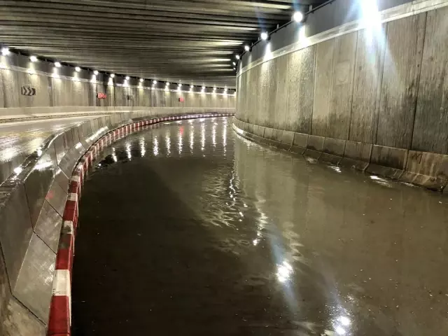 Afyonkarahisar'da yağmurdan alt geçit kapandı, belediye 1 saat müdahale edemedi Afyonkarahisar'da yağmurdan alt geçit kapandı, belediye 1 saat müdahale edemedi