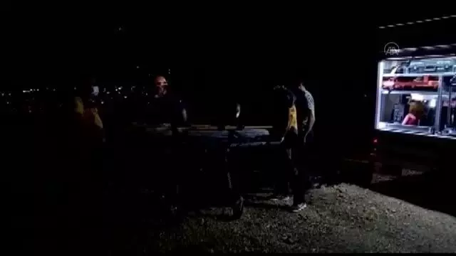 AFYONKARAHİSAR - Uçuruma düşen otomobildeki 1 kişi öldü, 4 kişi yaralandı AFYONKARAHİSAR - Uçuruma düşen otomobildeki 1 kişi öldü, 4 kişi yaralandı