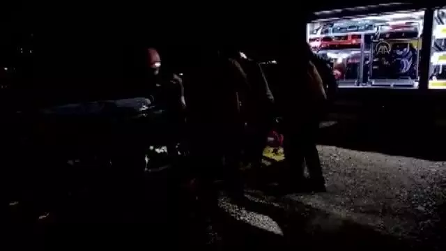AFYONKARAHİSAR - Uçuruma düşen otomobildeki 1 kişi öldü, 4 kişi yaralandı AFYONKARAHİSAR - Uçuruma düşen otomobildeki 1 kişi öldü, 4 kişi yaralandı
