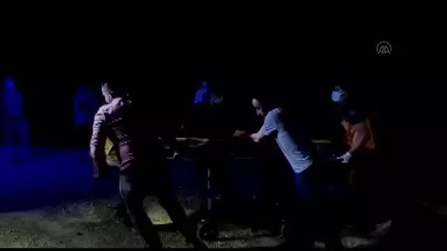 AFYONKARAHİSAR - Uçuruma düşen otomobildeki 1 kişi öldü, 4 kişi yaralandı AFYONKARAHİSAR - Uçuruma düşen otomobildeki 1 kişi öldü, 4 kişi yaralandı