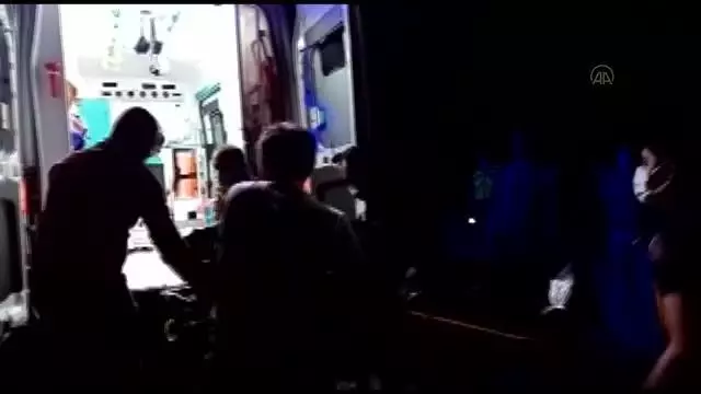 AFYONKARAHİSAR - Uçuruma düşen otomobildeki 1 kişi öldü, 4 kişi yaralandı AFYONKARAHİSAR - Uçuruma düşen otomobildeki 1 kişi öldü, 4 kişi yaralandı