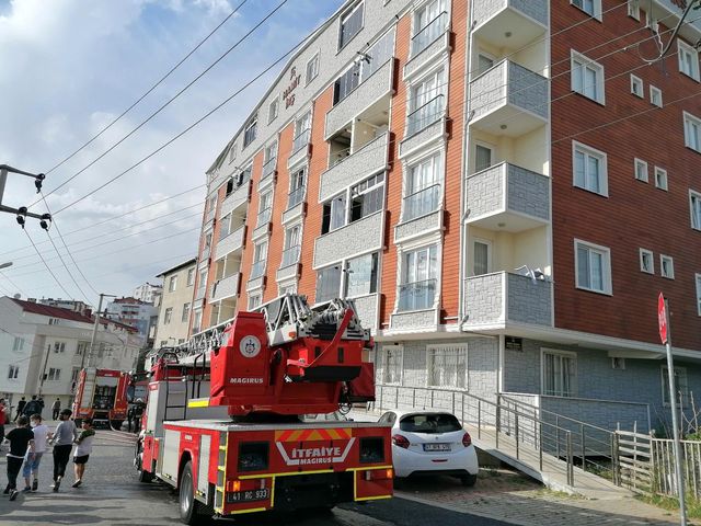 apartman dairesinde cikan yangin panige sebep 6 14161371 o