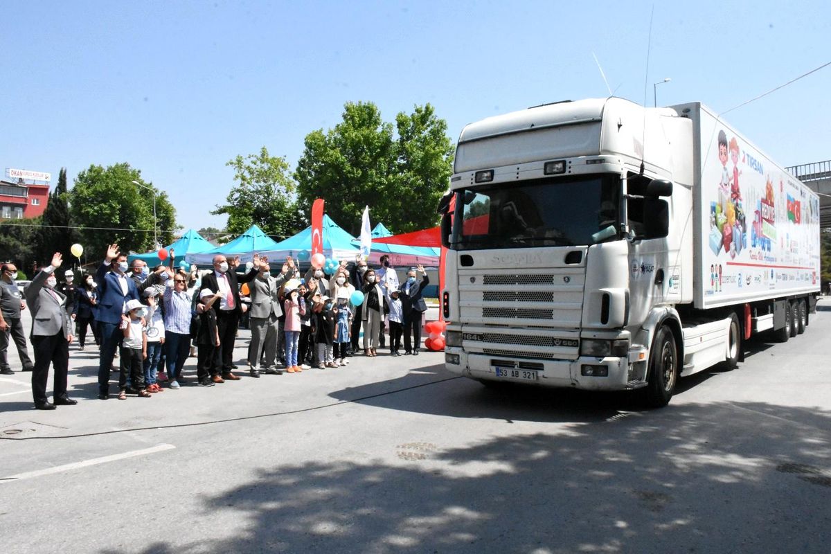 Azerbaycan hediye karavanı Balıkesir'den uğurlandı