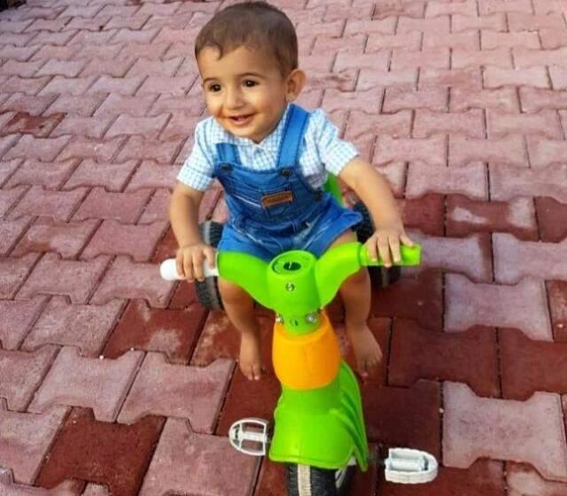 Babanın küçük tabuttaki ağır yükü! 2 yaşındaki oğlunun tabutunu bizzat taşıdı