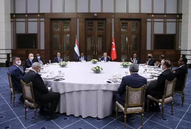 Cumhurbaşkanı Yardımcısı Oktay, Sudan Egemenlik Konseyi Başkan Yardımcısı Dagalo'ya Külliye'yi gezdirdi Cumhurbaşkanı Yardımcısı Oktay, Sudan Egemenlik Konseyi Başkan Yardımcısı Dagalo'ya Külliye'yi gezdirdi