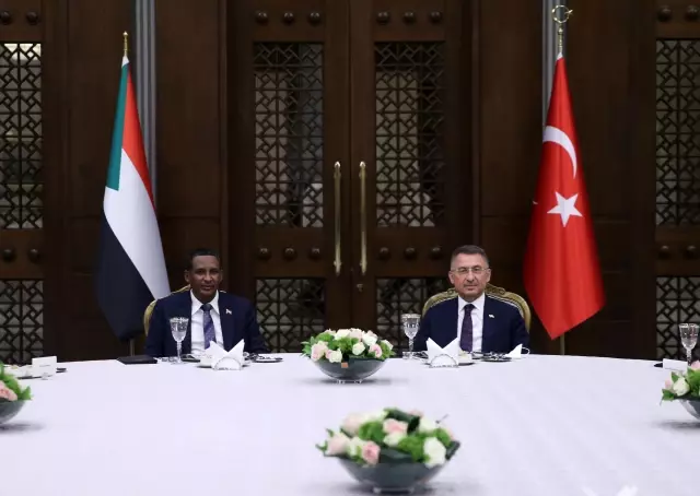 Cumhurbaşkanı Yardımcısı Oktay, Sudan Egemenlik Konseyi Başkan Yardımcısı Dagalo'ya Külliye'yi gezdirdi