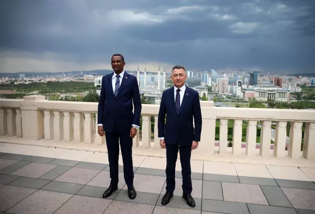 Cumhurbaşkanı Yardımcısı Oktay, Sudan Egemenlik Konseyi Başkan Yardımcısı Dagalo'ya Külliye'yi gezdirdi