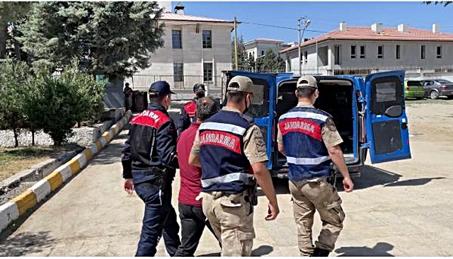 Elazığ'da FETÖ üyesi firari eski öğretmen yakalandı Elazığ'da FETÖ üyesi firari eski öğretmen yakalandı