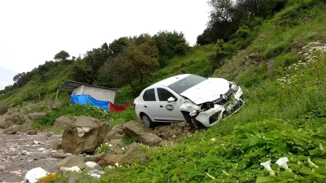 Freni boşalan otomobil uçurumdan yuvarlandı