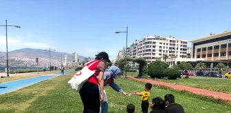 Genç Kızılay Gönüllüleri Çocuklara Kutu Süt Dağıttı