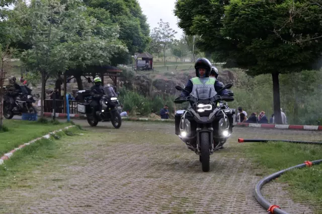 İnci kefali göçünü izlemek için motosikletleriyle kilometrelerce yol katettiler İnci kefali göçünü izlemek için motosikletleriyle kilometrelerce yol katettiler