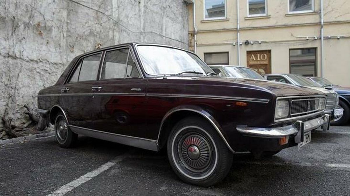 İran Şahı'nın Romanya'nın Komünist Lideri'ne hediye ettiği otomobili almak için yüzlerce kişi yarışa girdi