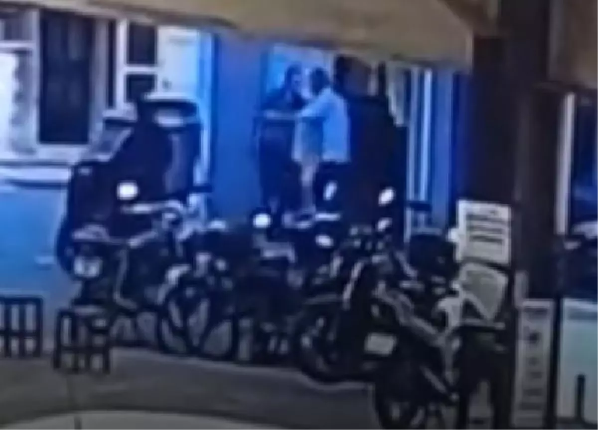 Son dakika... İşlettiği tostçuda silahlı saldırıya uğradığı anlar kamerada