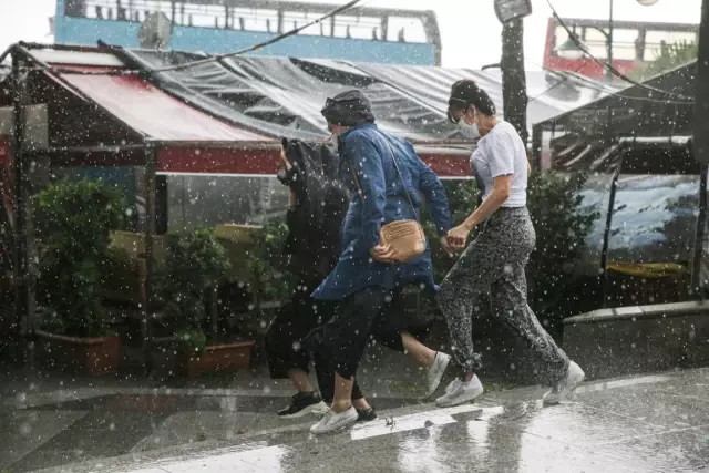 İstanbul'da camları titreten gök gürültüsü! Gün bir anda geceye döndü İstanbul'da camları titreten gök gürültüsü! Gün bir anda geceye döndü