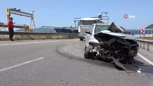 Kadın sürücü aracıyla bariyerlere çarparak yaralandı