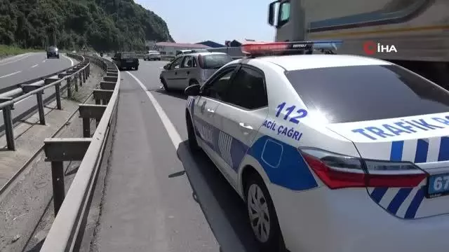 Kadın sürücü aracıyla bariyerlere çarparak yaralandı