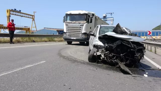 Kadın sürücü aracıyla bariyerlere çarparak yaralandı