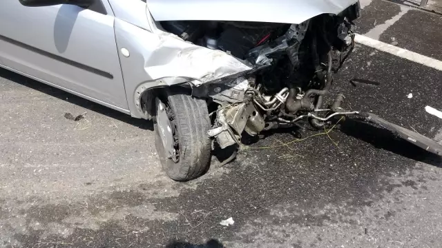 Kadın sürücü aracıyla bariyerlere çarparak yaralandı