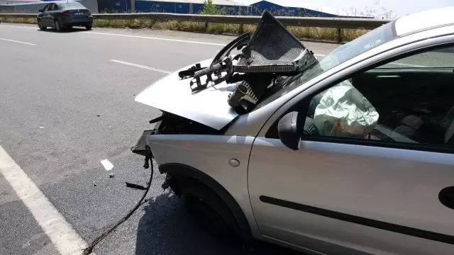 Kadın sürücü aracıyla bariyerlere çarparak yaralandı