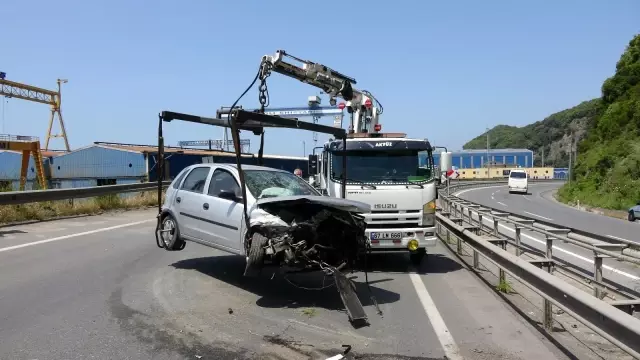 Kadın sürücü aracıyla bariyerlere çarparak yaralandı