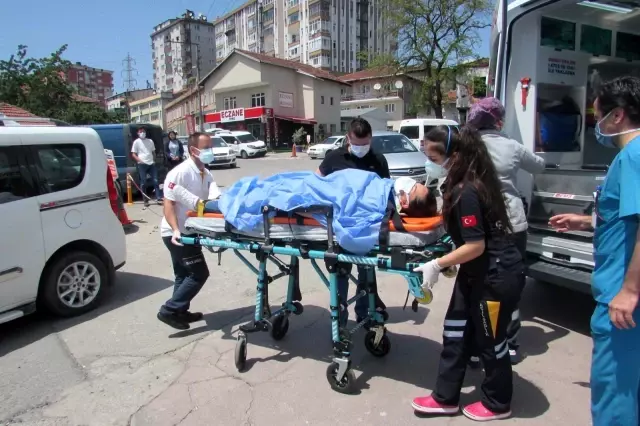 Kadın sürücü aracıyla bariyerlere çarparak yaralandı