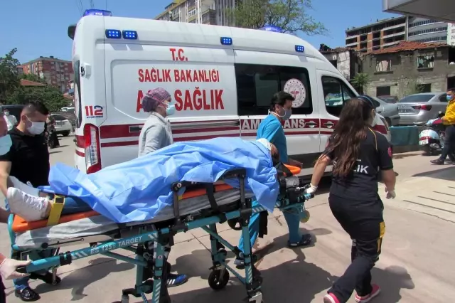 Kadın sürücü aracıyla bariyerlere çarparak yaralandı