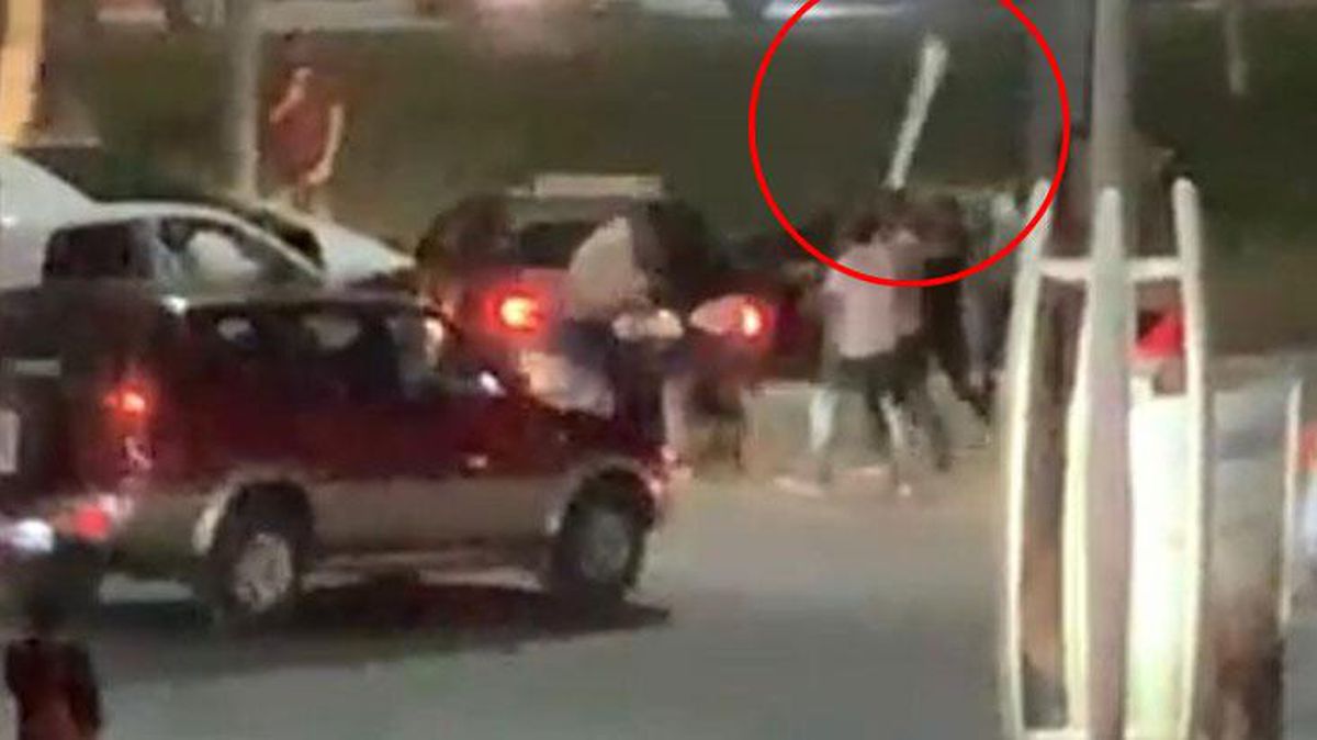 Kaza yapan taraflar ortalığı savaş alanına çevirdi! Şahıslardan biri eline aldığı tampon parçasıyla böyle saldırdı