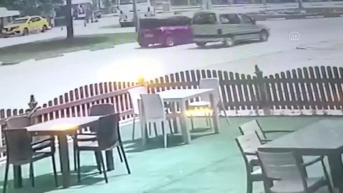 Kontrolden çıkarak kamyona çarpan motosikletin sürücüsü hayatını kaybetti