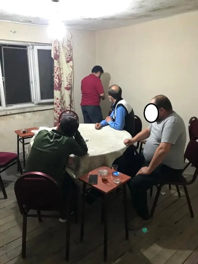 Kumar oynarken yakalandılar, polis kamerasında kaçmaya çalıştılar Kumar oynarken yakalandılar, polis kamerasında kaçmaya çalıştılar