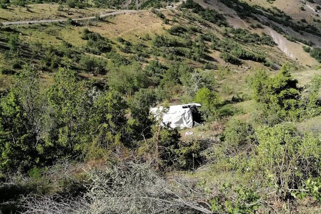 Malatya'da minibüs şarampole yuvarlandı: 2 yaralı