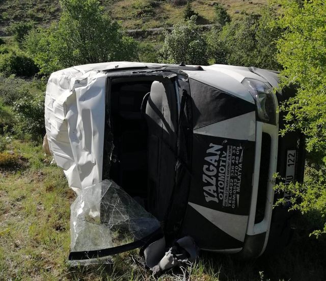 Malatya'da minibüs şarampole yuvarlandı: 2 yaralı