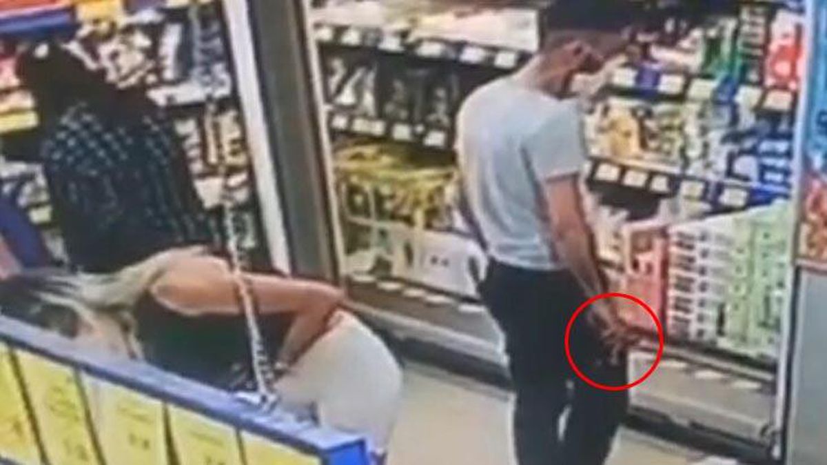 Markette mide bulandıran anlar! Alışveriş yapan kadının etek altı görüntülerini çekti