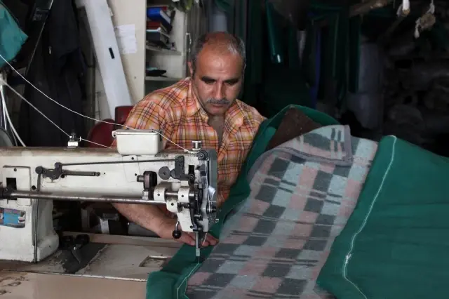 Ölmeye yüz tutmuş baba mesleğini 30 yıldır ayakta tutmaya çalışıyor Ölmeye yüz tutmuş baba mesleğini 30 yıldır ayakta tutmaya çalışıyor