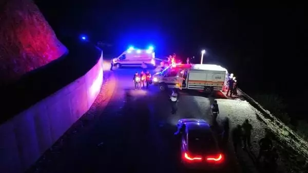 Son dakika haberi | Otomobil 100 metrelik uçurumdan yuvarlandı: 1 ölü, 4 yaralı Son dakika haberi | Otomobil 100 metrelik uçurumdan yuvarlandı: 1 ölü, 4 yaralı