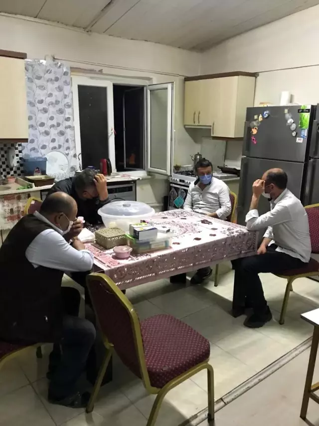 Polis kamerasını görünce birbirlerini 'yüzünü gizleyiverin' şeklinde uyardılar-Terasta kumar oynayan şahıslara 50 bin 400 TL para cezası kesildi-16... Polis kamerasını görünce birbirlerini 'yüzünü gizleyiverin' şeklinde uyardılar-Terasta kumar oynayan şahıslara 50 bin 400 TL para cezası kesildi-16...