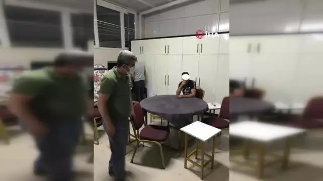 Polis kamerasını görünce birbirlerini 'yüzünü gizleyiverin' şeklinde uyardılar-Terasta kumar oynayan şahıslara 50 bin 400 TL para cezası kesildi-16... Polis kamerasını görünce birbirlerini 'yüzünü gizleyiverin' şeklinde uyardılar-Terasta kumar oynayan şahıslara 50 bin 400 TL para cezası kesildi-16...