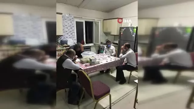 Polis kamerasını görünce birbirlerini 'yüzünü gizleyiverin' şeklinde uyardılar-Terasta kumar oynayan şahıslara 50 bin 400 TL para cezası kesildi-16... Polis kamerasını görünce birbirlerini 'yüzünü gizleyiverin' şeklinde uyardılar-Terasta kumar oynayan şahıslara 50 bin 400 TL para cezası kesildi-16...