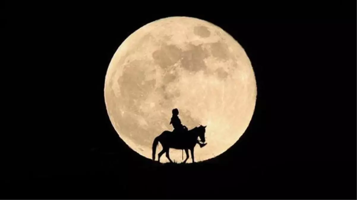 “Super Flower Blood Moon” was observed from various parts of Turkey!  The seer immediately hugged his phone – news