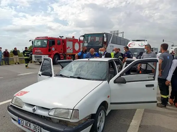 Tekirdağ'da servis midibüsü ile otomobil çarpıştı; aynı aileden 6 yaralı