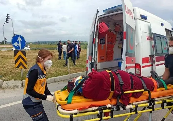 Tekirdağ'da servis midibüsü ile otomobil çarpıştı; aynı aileden 6 yaralı