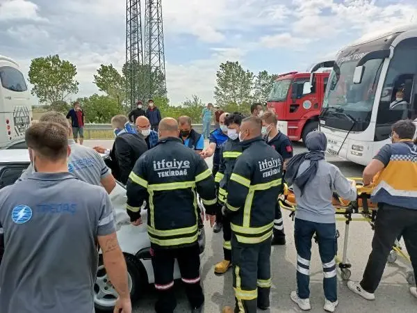 Tekirdağ'da servis midibüsü ile otomobil çarpıştı; aynı aileden 6 yaralı