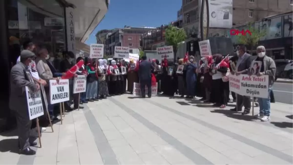 VAN TÜRK BAYRAĞI VE OĞLUNUN FOTOĞRAFINI ÖPÜP, 'TESLİM OL' ÇAĞRISI YAPTI
