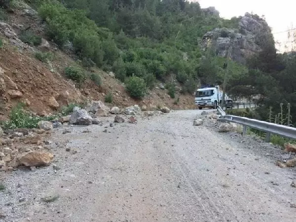 Yola düşen kayalar nedeniyle 6 mahallenin ulaşımı kesildi Yola düşen kayalar nedeniyle 6 mahallenin ulaşımı kesildi