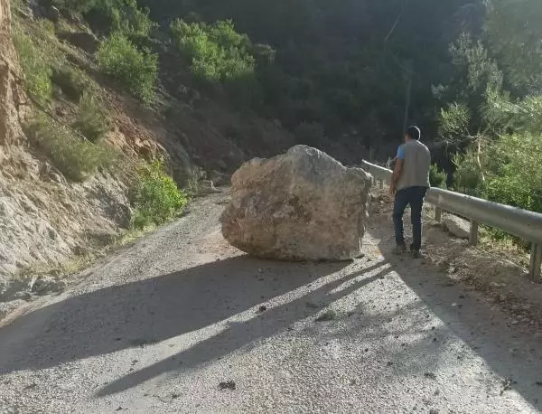 Yola düşen kayalar nedeniyle 6 mahallenin ulaşımı kesildi