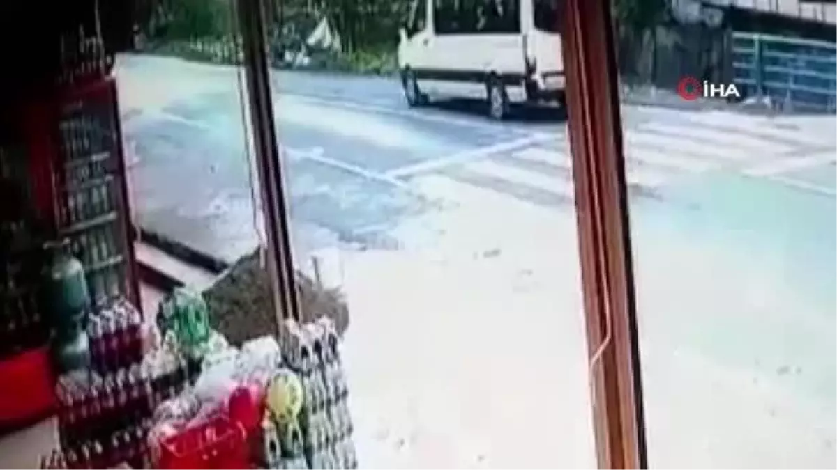 Yolun karşısına geçmek isterken kamyonet çarptı, o anlar kamerada