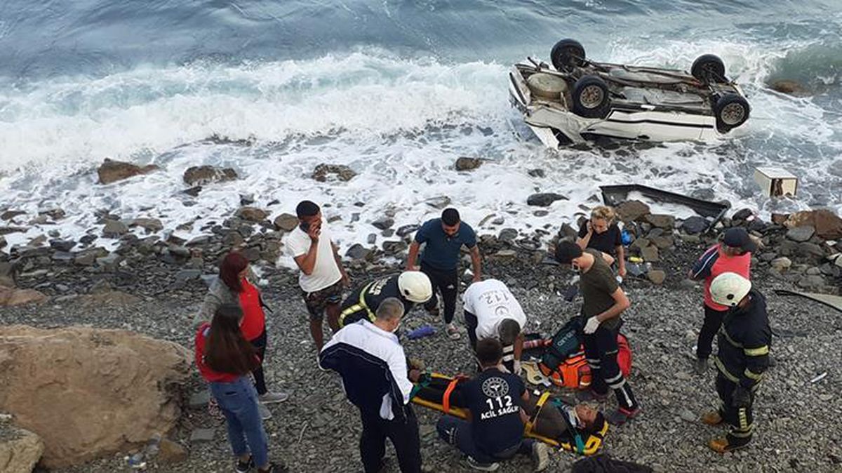 Sürücüsünün kontrolünü kaybettiği araç, denize uçtu: 5 yaralı