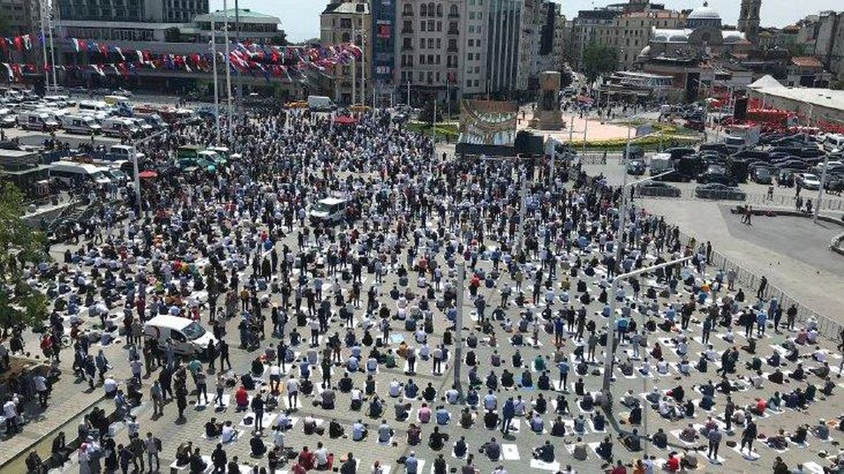 Açılışını Cumhurbaşkanı Erdoğan yaptı! Taksim Camii'ne sığmayan kalabalık meydanı doldurdu