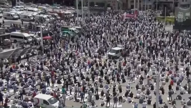 Açılışını Cumhurbaşkanı Erdoğan yapacak! Taksim Camii'ne sığmayan kalabalık meydanı doldurdu