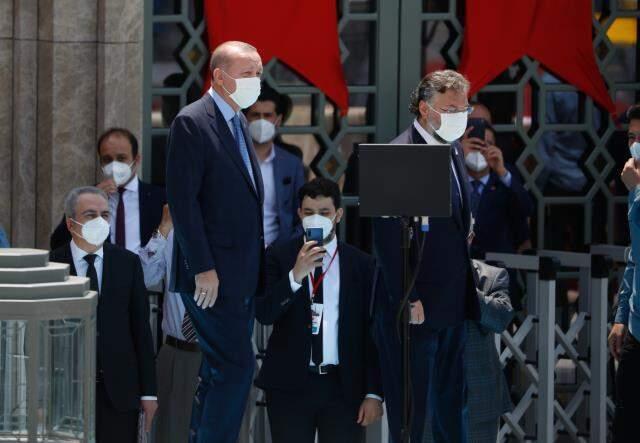 Açılışını Cumhurbaşkanı Erdoğan yaptı! Taksim Camii'ne sığmayan kalabalık meydanı doldurdu Açılışını Cumhurbaşkanı Erdoğan yaptı! Taksim Camii'ne sığmayan kalabalık meydanı doldurdu